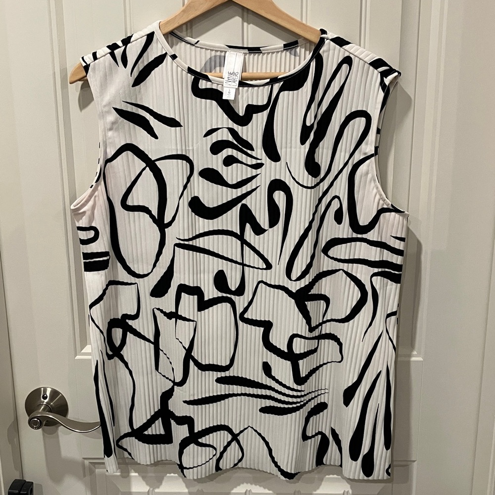 WYNNE LAYERS Top Plisse BLACK WHITE L LIKE NEW